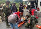 Prajurit Yonif 613/RA Selamatkan Warga Terjatuh dari Tebing Puncak Jaya