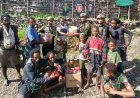 Satgas Yonif 613/Raja Alam Beri Dukungan Pembangunan Honai Gereja di Papua