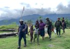 Satgas Raja Alam Sigap Evakuasi Warga Terluka di Pedalaman Puncak Jaya